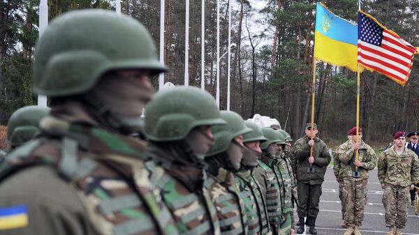 Militares ucranianos y estadounidenses - Sputnik Mundo