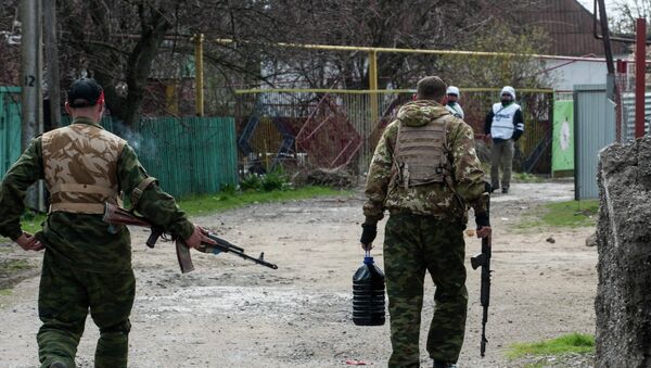 Pro-Russian separatists walk in a street patrolled by OSCE observers in the village of Shyrokyne - Sputnik Mundo