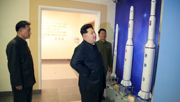 Kim Jong-un durante la visita al centro de control de satélites - Sputnik Mundo