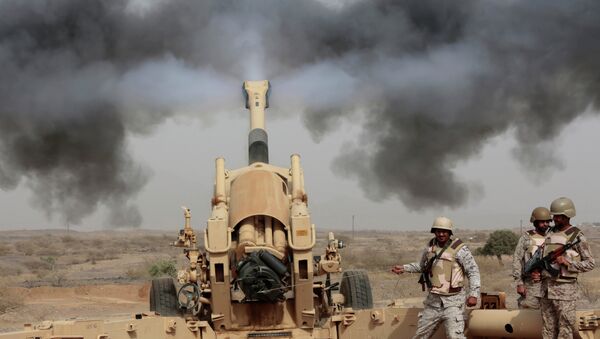 In this Monday, April 20, 2015 file photo, Saudi soldiers fire artillery toward three armed vehicles approaching the Saudi border with Yemen in Jazan, Saudi Arabia. - Sputnik Mundo