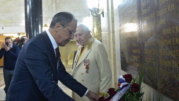 Serguéi Lavrov, ministro de Asuntos Exteriores de Rusia en la ceremonia de ofrenda floral a las placas conmemorativas con motivo del 70 aniversario de la victoria sobre la Alemania nazi - Sputnik Mundo