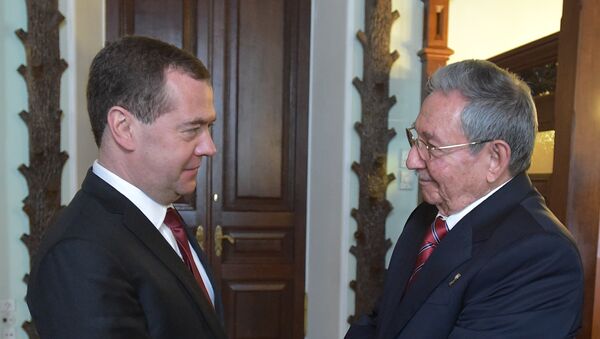 Primer ministro de Rusia, Dmitri Medvédev (izda.) y líder de Cuba, Raúl Castro - Sputnik Mundo