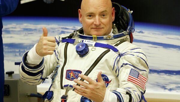 U.S. astronaut Scott Kelly, crew member of the mission to the International Space Station, ISS, gestures prior the launch of a Soyuz-FG rocket at the Russian leased Baikonur cosmodrome, Kazakhstan, Friday, March 27, 2015 - Sputnik Mundo