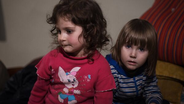 Dos niñas en un refugio antiaéreo en Donetsk - Sputnik Mundo