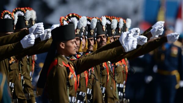 Militares del Ejército de la India durante el Desfile de la Victoria en la Plaza Roja - Sputnik Mundo