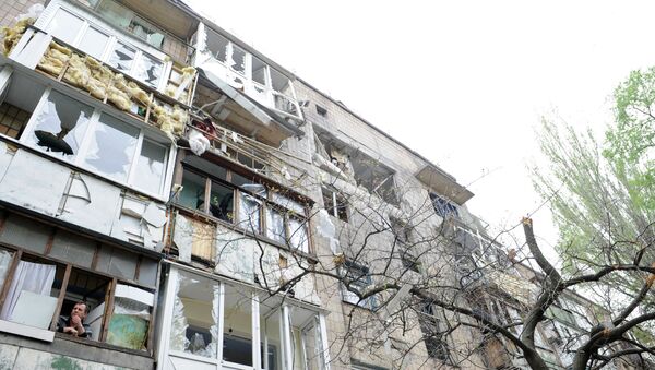 Casa residencial después del bombardeo de la ciudad de Donetsk. - Sputnik Mundo