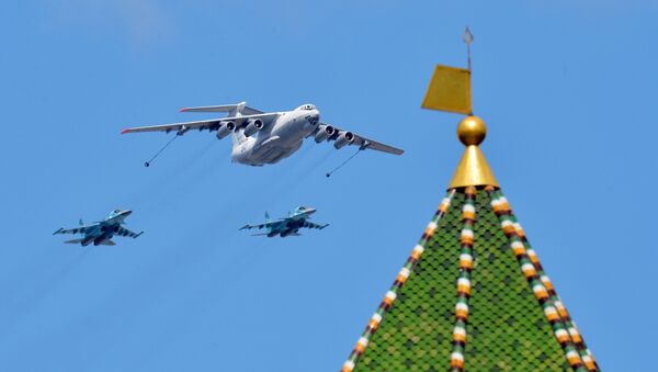 Aviones Il-78 y Su-34 durante el ensayo de la parte aérea del Desfile de la Victoria - Sputnik Mundo