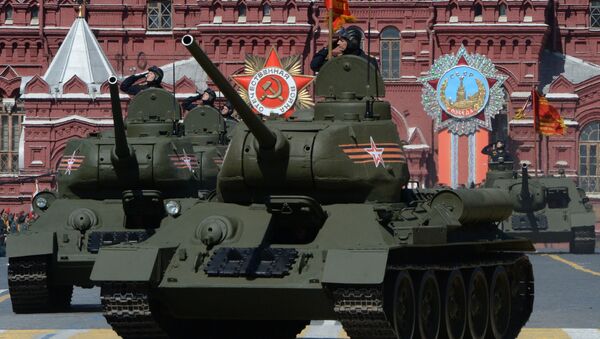Tanques T-34-85 de los tiempos de la II Guerra Mundial durante el Desfile de la Victoria en la Plaza Roja - Sputnik Mundo
