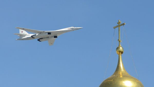 Bombardero estratégico portamisiles Tu-160 durante el Desfile de la Victoria en la Plaza Roja - Sputnik Mundo