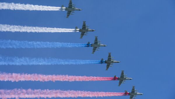 Aviones de combate Su-25 dibujan la bandera de Rusia al sobrevolar la Plaza Roja durante el Desfile de la Victoria - Sputnik Mundo