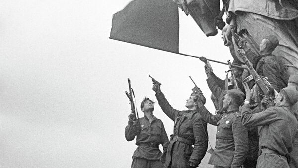 Guerreros soviéticos en el tejado del Reichstag - Sputnik Mundo