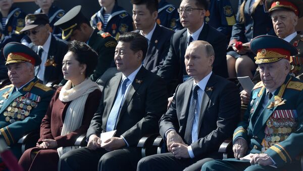 Presidente de Rusia, Vladímir Putin (segundo por la derecha), y presidente de China, Xi Jinping (centro), durante el Desfile militar en la Plaza Roja - Sputnik Mundo