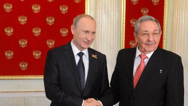 Presidente de Rusia, Vladímir Putin, y presidente de Cuba, Raúl Castro - Sputnik Mundo