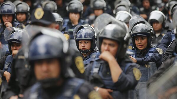 Nueve jornaleros heridos en disturbios contra policías en norte de México - Sputnik Mundo