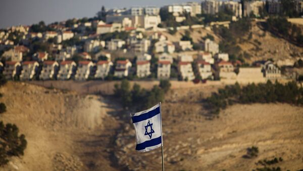 Bandera israelí en el fondo del asentamiento judío - Sputnik Mundo
