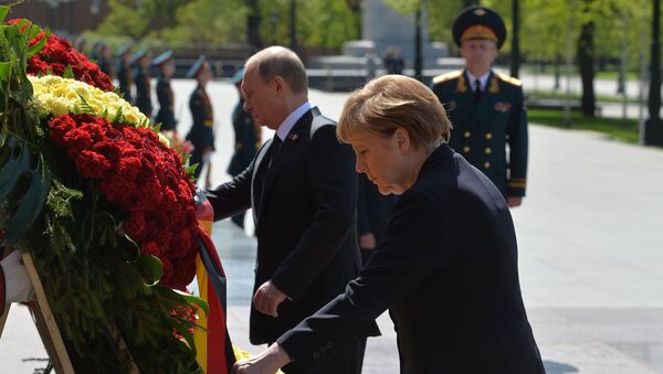 Vladímir Putin y Angela Merkel depositan una ofrenda floral ante tumba del Soldado Desconocido en Moscú - Sputnik Mundo