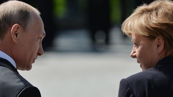 Vladímir Putin, presidente ruso, con Angela Merkel, cancillera alemana - Sputnik Mundo
