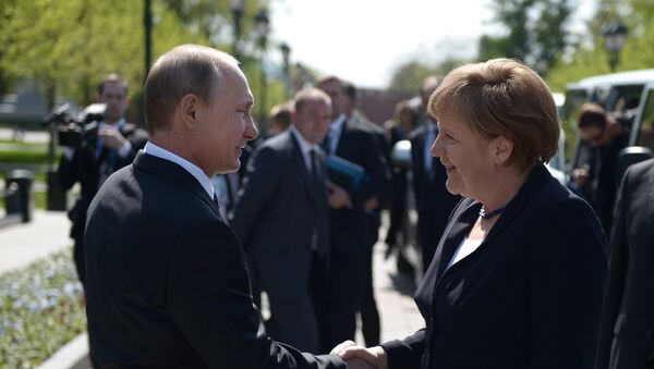Vladímir Putin, presidente de Rusia, y Angela Merkel, canciller de Alemania - Sputnik Mundo
