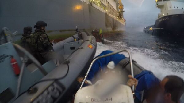 Lanchas de la Armada embisten a lanchas de Greenpeace - Sputnik Mundo