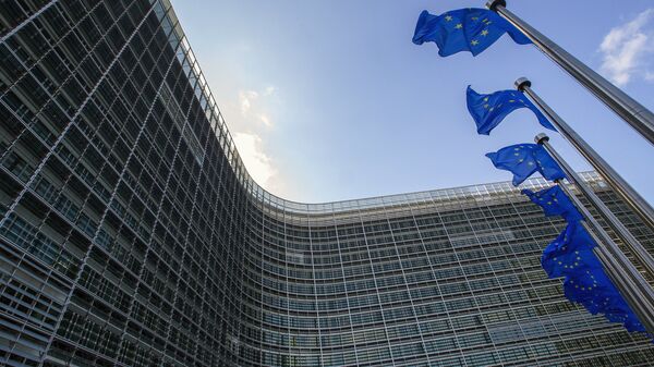 Banderas de la UE frente a la sede de la Comisión Europea en Bruselas (imagen referencial) - Sputnik Mundo