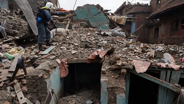 Equipos de rescate entre los escombros de las casas destruidas en Katmandú - Sputnik Mundo