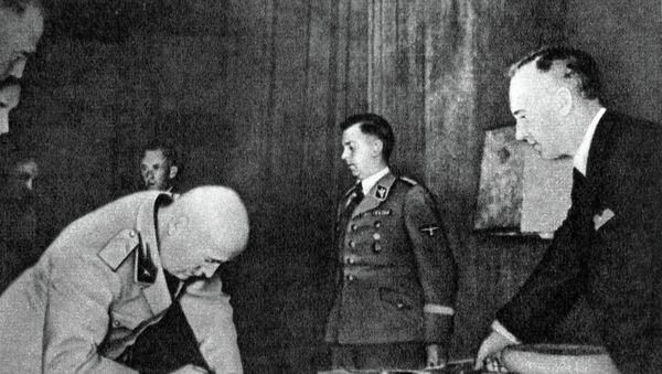 Joachim von Ribbentrop (a la derecha, archivo) - Sputnik Mundo