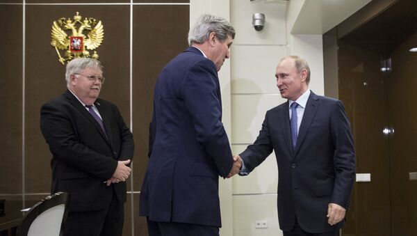 Embajador de EEUU a Rusia John Tefft, Secretario de Estado de EEUU John Kerry y presidente de Rusia Vladimir Putin durante una reunión en mayo de 2015 - Sputnik Mundo