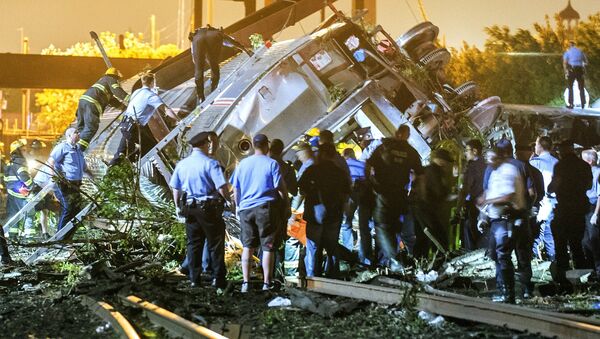 Labores de rescate en el lugar de accidente de un tren en Filadelfia - Sputnik Mundo