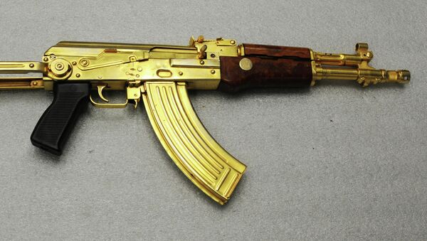 Un Kalashnikov de oro (Archivo) - Sputnik Mundo