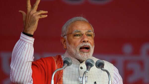 Indian Prime Minister Narendra Modi addresses an election campaign rally for his Bharatiya Janata Party (BJP) ahead of Delhi state election in New Delhi, India, Wednesday, Feb. 4, 2015 - Sputnik Mundo