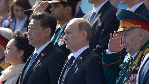 Presidente de China, Xi Jinping y presidente de Rusia, Vladímir Putin durante el Desfile de la Victoria en Moscú - Sputnik Mundo