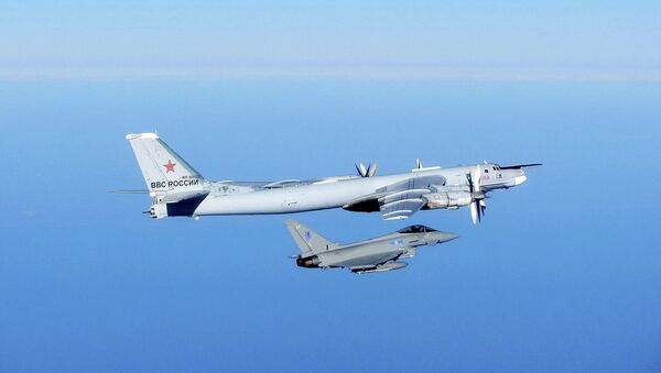 Caza Typhoon de la Fuerza Aérea Real y Tupolev Tu-95 de la Fuerza Aérea Militar de Rusia (Archivo) - Sputnik Mundo
