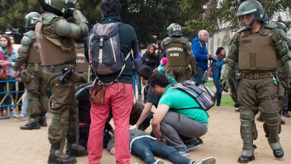 Asesinan en Chile a dos estudiantes durante una manifestación en Valparaíso - Sputnik Mundo