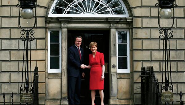 David Cameron, primer ministro de Reino Unido, y primera ministra de Escocia, Nicola Sturgeon - Sputnik Mundo