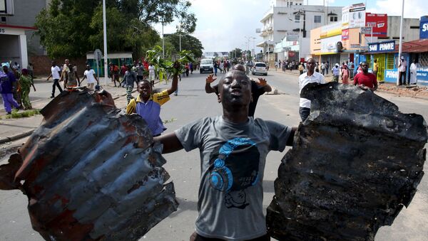 A man celebrates in a street in Bujumbura, Burundi, May 13, 2015 - Sputnik Mundo