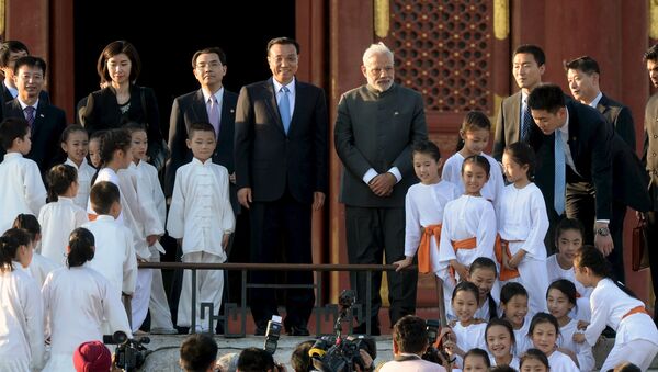 Primer ministro de China, Li Keqiang, y su homólogo indio, Narendra Modi (en el centro) - Sputnik Mundo
