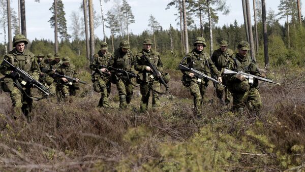 Estonian soldiers take part in NATO military exercise Hedgehog 2015 at the Tapa training range in Estonia May 12, 2015 - Sputnik Mundo