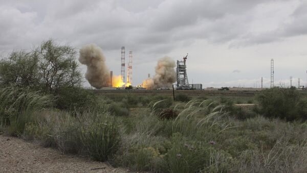 Lanzamiento del cohete portador ruso Protón-M con el satélite de comunicaciones mexicano Mexsat-1 (archivo) - Sputnik Mundo