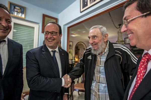 Fidel Castro con el expresidente francés Francois Hollande, en 2015 - Sputnik Mundo