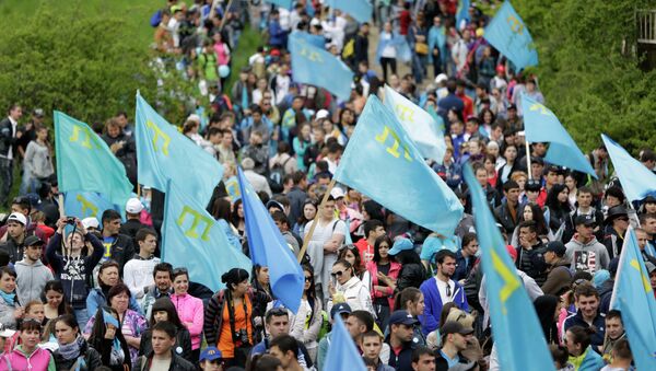 Manifestantes con las banderas de tártaros crimeos - Sputnik Mundo