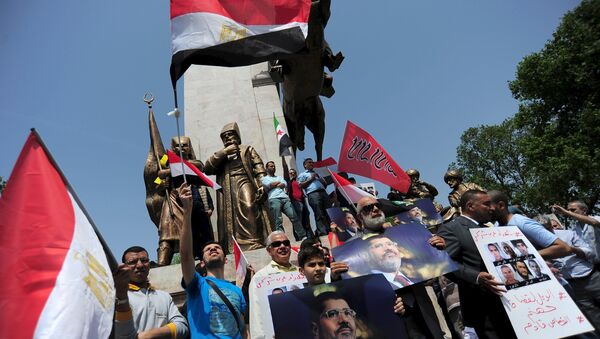 Manifestantes pro-islamistas durante una protesta en apoyo de expresidente Mohamed Mursi - Sputnik Mundo