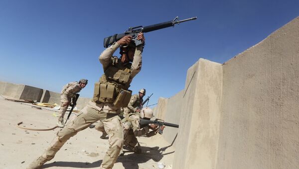 Soldados iraquíes luchan contra Estado Islámico - Sputnik Mundo