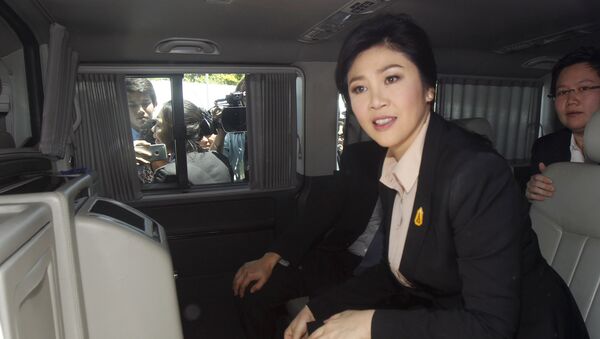 Ousted former Thai Prime Minister Yingluck Shinawatra sits in a van as she leaves the Supreme court in Bangkok, Thailand, May 19, 2015. - Sputnik Mundo