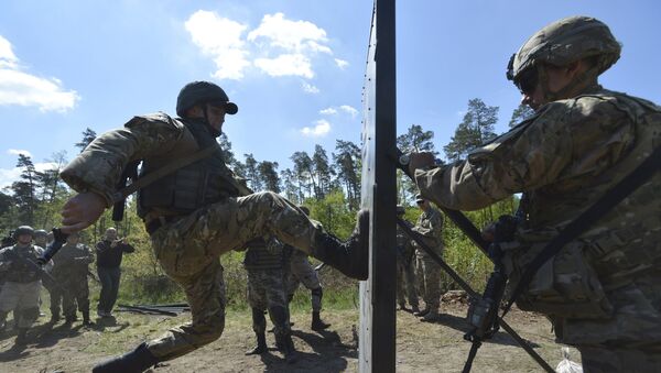 Militar del Ejército de EEUU entrena a soldados ucranianos durante los ejercicios militares conjuntos - Sputnik Mundo