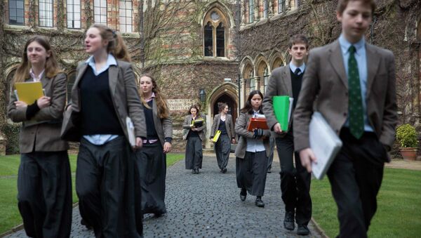 Los escolares británicos tienen una imagen negativa de los musulmanes, según sondeo - Sputnik Mundo