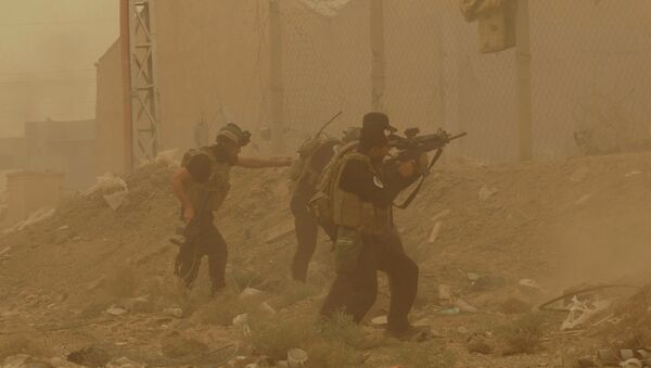 Militares iraquíes durante una tormenta de arena, en Ramadi - Sputnik Mundo