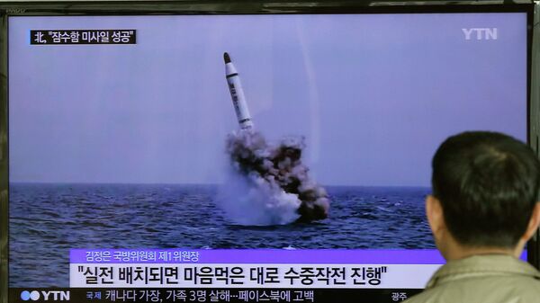La imagen de un supuesto lanzamiento de un misil submarino por Corea del Norte, difundida por los medios norcoreanos en 2015 (archivo) - Sputnik Mundo