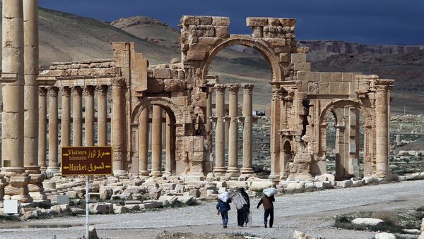 Extremistas del EI destruyen el Arco de Triunfo en Palmira - Sputnik Mundo