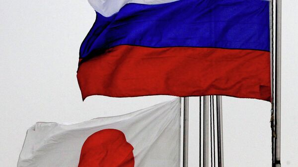 Banderas de Japón y de Rusia - Sputnik Mundo