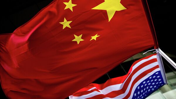 Banderas de China y EEUU (archivo) - Sputnik Mundo